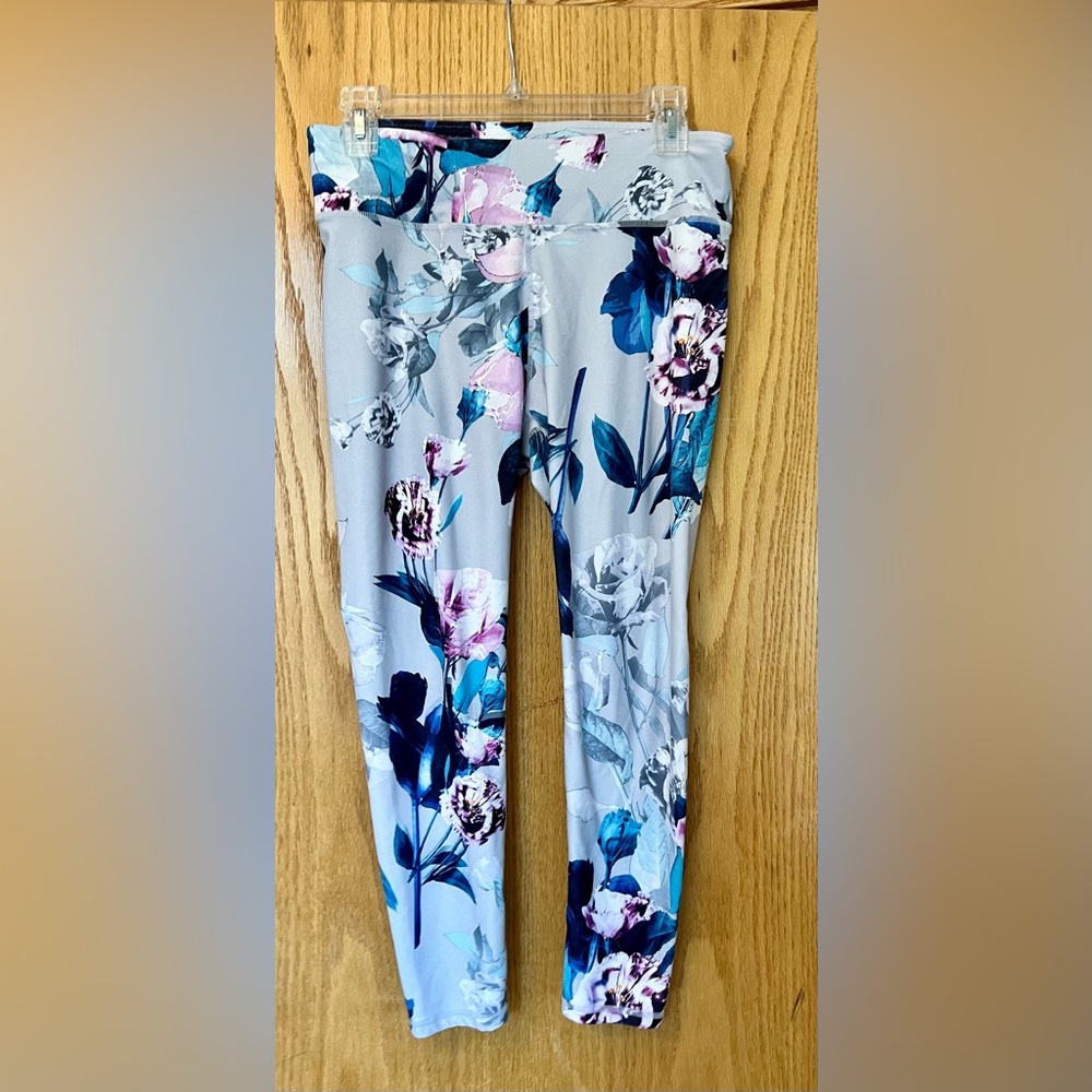 3/4 length large Fabletics leggings with flowers